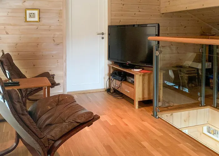 4 Bedroom Amazing In Lindesnes بيت للعطل *